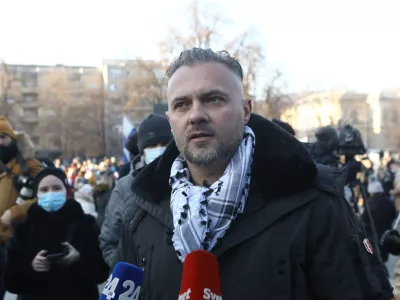 Anis Ličina, eden glavnih pobudnikov nasilnega protesta 5. novembra- 13.01.2021 &ndash; Trg republike - protestni shod v organizaciji civilne iniciative Maske dol pod geslom Enotni in svobodni smo pod Triglavom doma &ndash; protest  //FOTO: Luka Cjuha.