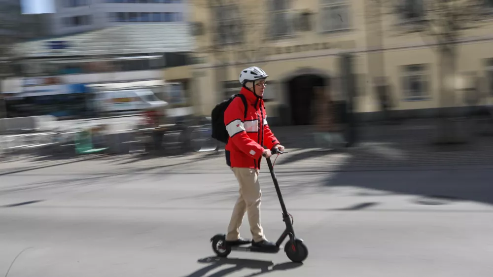 V Sloveniji legalno ni mogoče kupiti električnega skiroja, ki bi presegal hitrost 25 km/h. Vendar lahko posameznik po le nekaj ogledih videoposnetkov na youtubu spremeni omejeno hitrost. Fotografija je simbolična. Foto: Bojan Velikonja&nbsp;