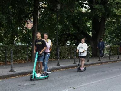  - nevarna vožnja s skiroji - 31.08.2022 &ndash; Električni skiroji podjetja Bolt v Ljubljani &ndash; omejitev hitrosti izposojenih e-skirojev v pe&scaron; coni na pet kilometrov na uro.  //FOTO: Luka Cjuha