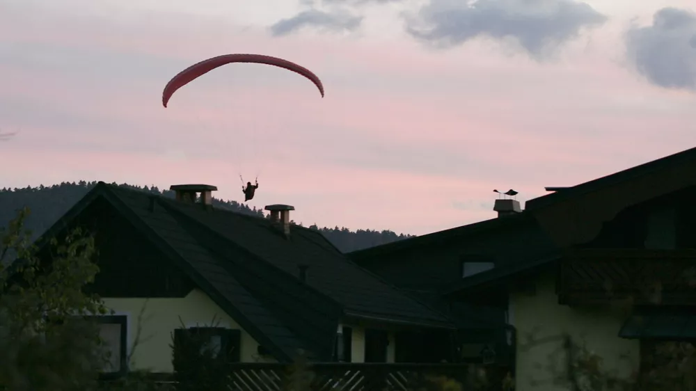 Jadralni padalec v &Scaron;martnem pod &Scaron;marno goro