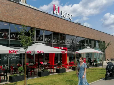 25.07.2024. Restavracija hitre prehrane KFC na Trža&scaron;ki cesti v Ljubljani. Foto: Bojan Velikonja 