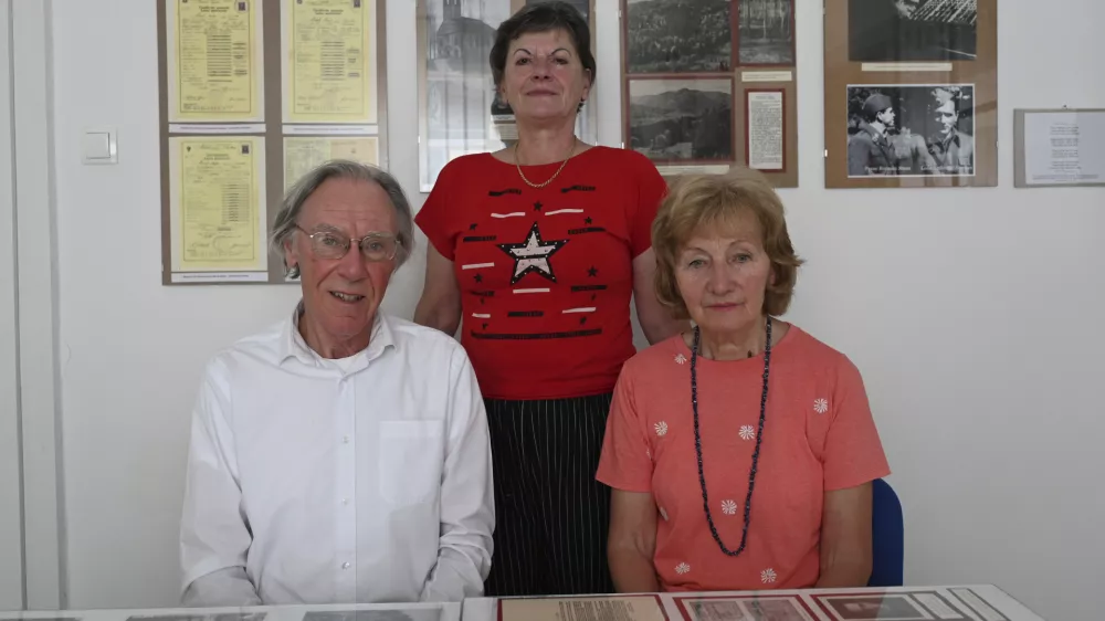 Angle&scaron;ko-slovenska zakonca Colin in Nada Brooks (spredaj), ki s pomočjo predsednice krajevne organizacije Zveze borcev Zadvor - Sostro Marijo Mijo Kocjančič odkrivata družinsko partizansko zgodovino. Foto:&nbsp;Nik Erik Neubauer