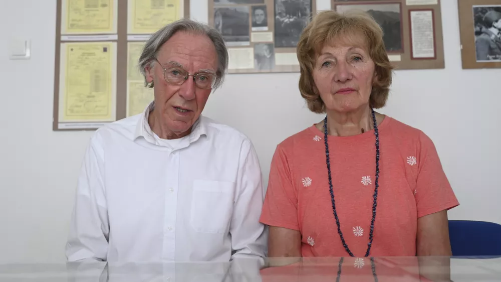 Angle&scaron;ko-slovenska zakonca Colin in Nada Brooks, ki na tokratnem obisku Slovenije hodita po poteh družinske partizanske zgodovine. Foto:&nbsp;Nik Erik Neubauer