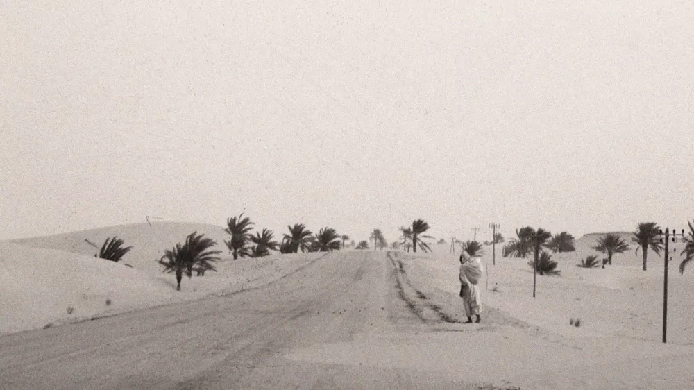V pe&scaron;čenem vrtincu na pu&scaron;čavski cesti (1964), fotografija na razstavi Popotovanja spominov preko krajin Alžirije v SEM Foto:&nbsp; osebni arhiv Nine Zdravič