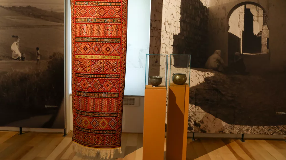 Po besedah avtorice osebne razstave v SEM kustosinje Nine Zdravič je Alžirija skrivnostna in privlačna me&scaron;anica raznolikosti identitet in legend. Foto:&nbsp; Luka Cjuha