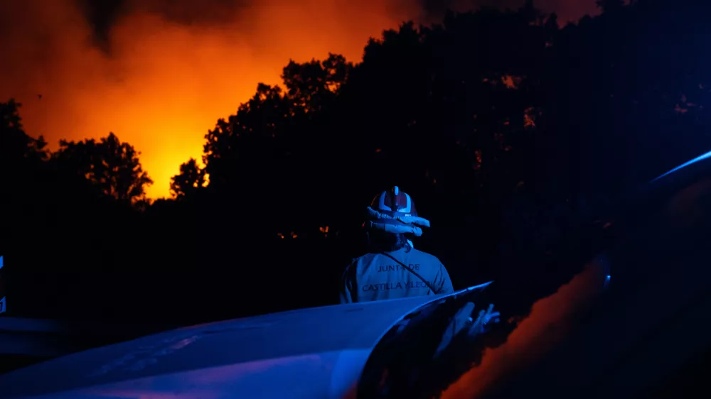 17 August 2024, Spain, Trabazos: Several terrestrial troops act during a forest fire in Trabazos. The Consejer&iacute;a de Medio Ambiente, Vivienda y Ordenaci&oacute;n del Territorio has raised to level 2 of danger the fire declared in the term of Trabazos. Photo: Emilio Fraile/EUROPA PRESS/dpa