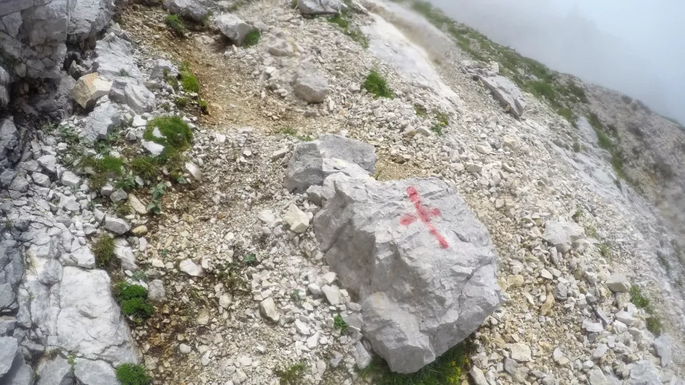 S sprejem narejena &raquo;kraca&laquo; na neoznačeni pohodni poti Foto: Matej Hribar