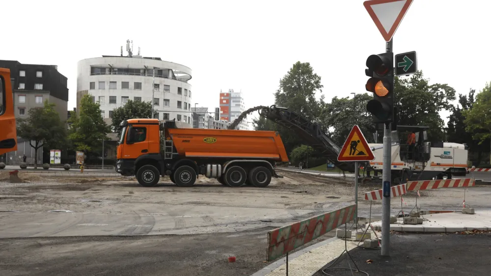Križi&scaron;če Železne, Linhartove in Vojkove ceste bo zaradi gradbenih del zaprto do predvidoma 2. septembra. Foto: Luka Cjuha