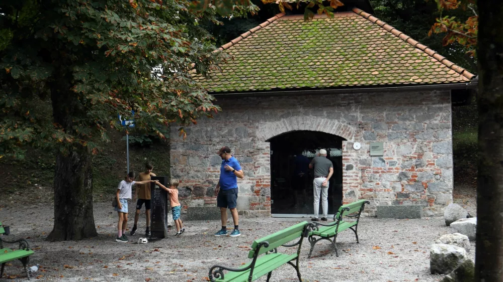 19.08.2024 - Ljubljanski grad, vodnjaki, - vodnjak s pohodnim gonilnim kolesom pred Ljubljanskim gradom (Foto: Tomaž Skale