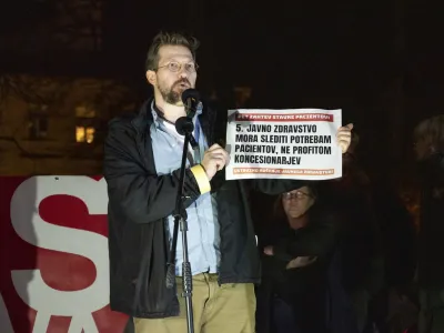 predstavnik iniciative Glas ljudstva Ja&scaron;a Jenull- 10.01.2023 &ndash; Protest na Trgu republike - stavka pacientov v organizaciji civilne iniciative Glas ljudstva - protestni shod v okviru kampanje Ustavimo ru&scaron;enje javnega zdravstva! - //FOTO: Nik Erik Neubauer