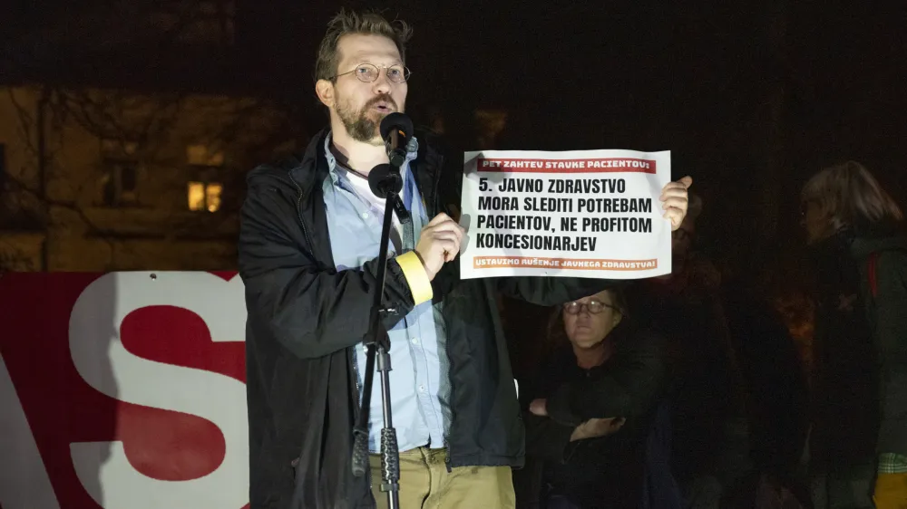 predstavnik iniciative Glas ljudstva Ja&scaron;a Jenull- 10.01.2023 &ndash; Protest na Trgu republike - stavka pacientov v organizaciji civilne iniciative Glas ljudstva - protestni shod v okviru kampanje Ustavimo ru&scaron;enje javnega zdravstva! - //FOTO: Nik Erik Neubauer