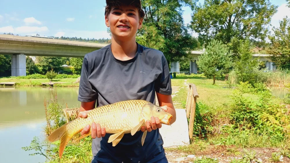 Po petih urah ribolova je Nacetu Koro&scaron;cu uspelo ujeti zajetnega krapa.&nbsp;Foto:&nbsp;Tina Jereb