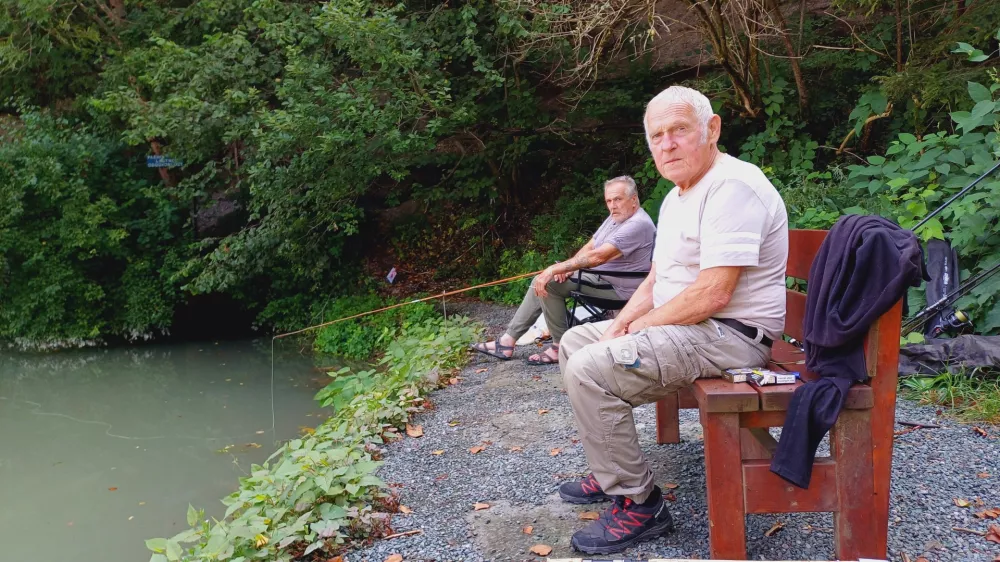 Na ribi&scaron;ko palico že od mladih nog prisegata tudi &Scaron;kofjeločana Miran Božnar in Tone &Scaron;kof (na desni). &raquo;Muharjenje v deroči reki je bolj za mlade, čičanje ob ribniku pa je kot nala&scaron;č za nas penzioniste,&laquo; sta dejala v en glas.&nbsp;Foto:&nbsp;Tina Jereb