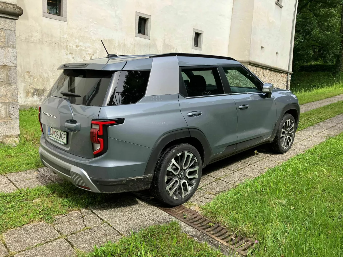 Na zadnji klopi je veliko prostora, prtljažnik že v osnovi pogoltne 703 litre, a je nizek, prtljažna vrata se odpirajo elektronsko.&nbsp;Foto: Matej &Scaron;takul