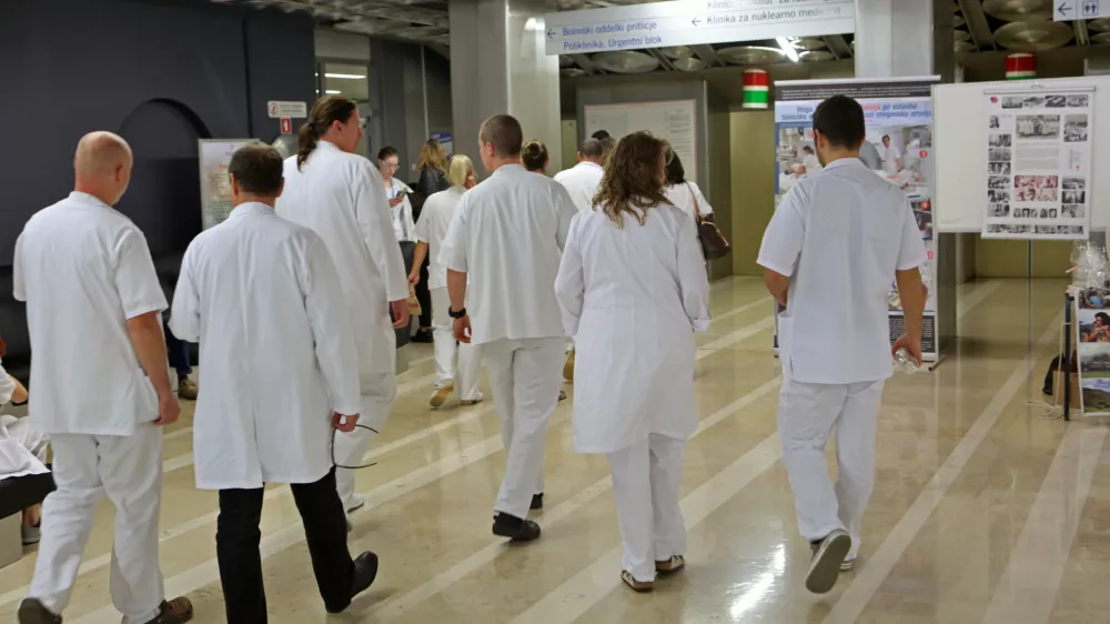 - Sindikat zdravnikov in zobozdravnikov Slovenije - zbor zdravnikov, kjer so predstavili potek pogajanj in zdravni&scaron;ke strokovne zahteve - simbolična fotografija - zdravstvo - zdravniki - - 10.11.2016 - Univeritetni klinični center UKC Ljubljana - splo&scaron;na stavka zdravnikov in zobozdravnikov FIDES - protest v obliki omejitve dela stavkajočih zdravnikov na 40 ur tedensko //FOTO: Tomaž Skale