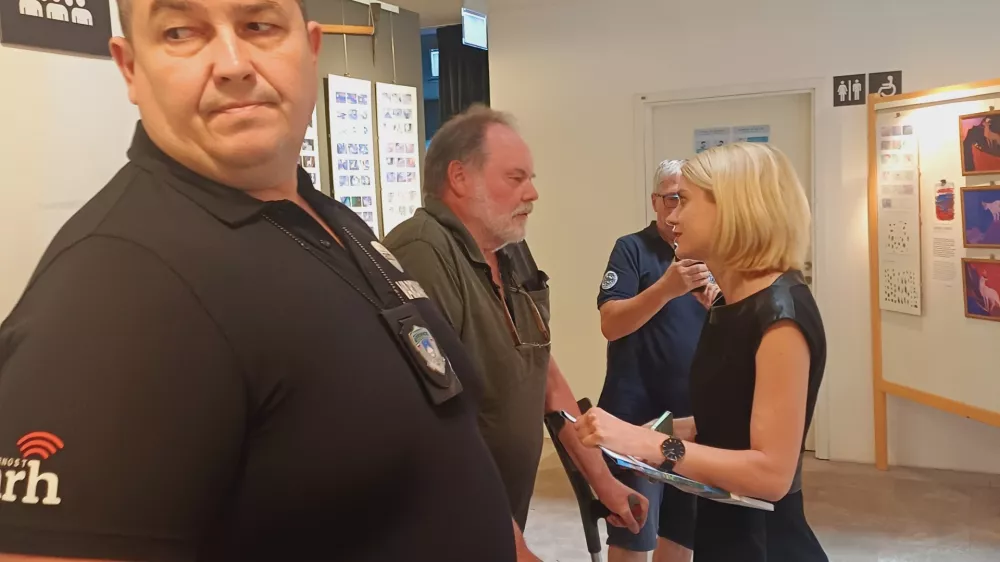 Srečanje z infrastrukturno ministrico na Bledu je jeznim domačinom preprečila varnostna služba. Foto: Tina Jereb