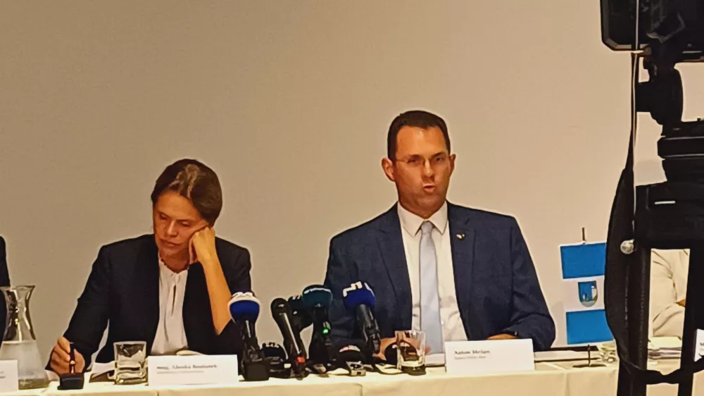 Ministrica za infrastrukturo mag. Alenka Bratu&scaron;ek je poudarila, da se gradnja razbremenilne ceste proti Bohinju absolutno ni ustavila in da ministrstvo blejskemu županu nikoli ni očitalo pomanjkanje proaktivnosti. Foto: Tina Jereb