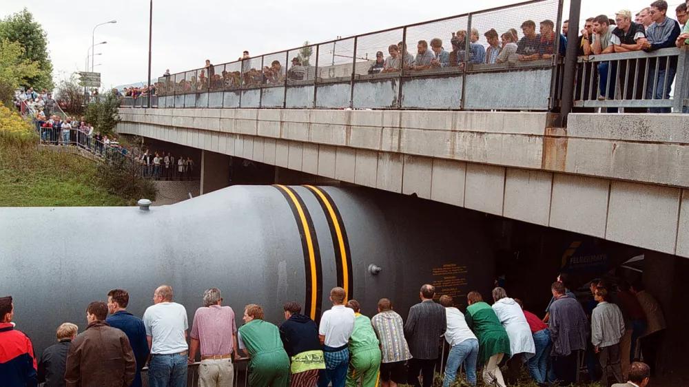 Prevoz uparjalnika, JEK Kr&scaron;ko nadvoz gledalci opazovalci / Foto: Matej Pov&scaron;e