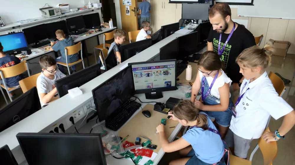 Spajkanje spada med osnove elektronike.&nbsp;Foto:&nbsp;Tomaž Skale