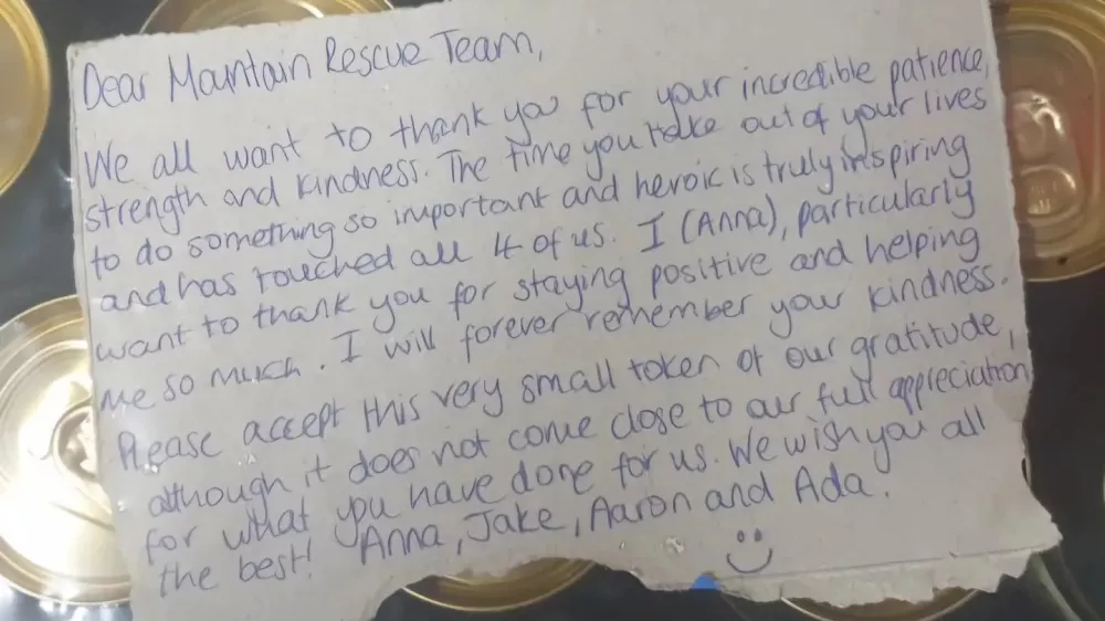 Četverica mladih, ki so jih re&scaron;ili s Pr&scaron;ivca, se je gorskim re&scaron;evalcem iz Bohinja zahvalila z na roko napisanim sporočilom. 