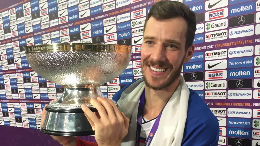 Goran Dragić leta 2017 po največjem uspehu kariere, ko je kot kapetan slovensko reprezentanco popeljal do naslova evropskega prvaka in bil najkoristnej&scaron;i igralec (MVP) turnirja. Foto: Arhiv Dnevnika