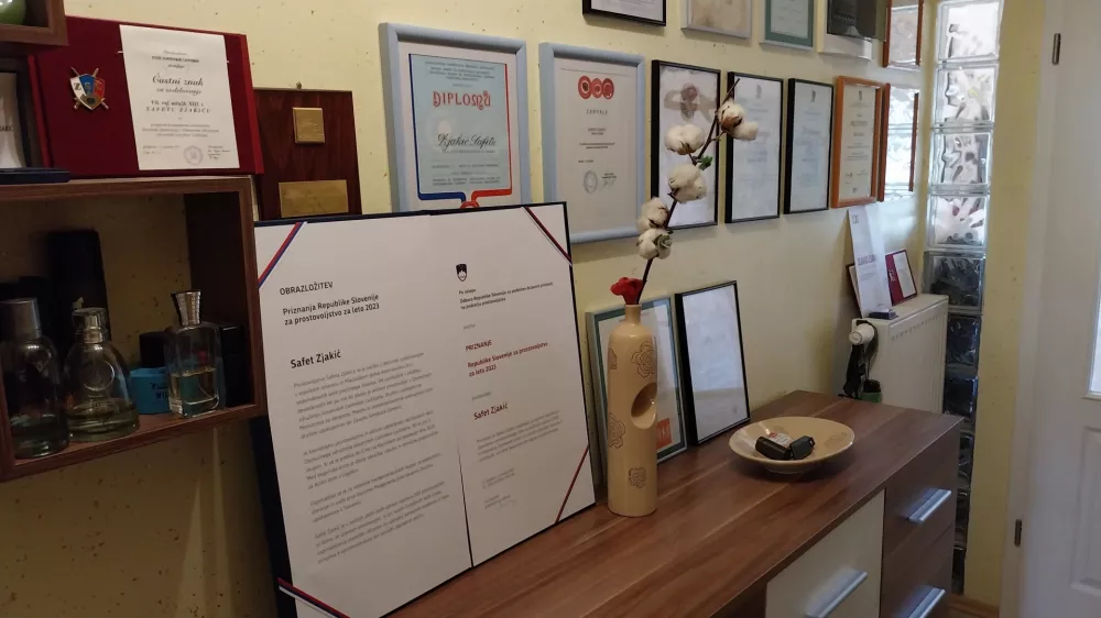 Steno veže njunega doma krasijo mnoge pohvale za njuno nesebično prostovoljno delo. Foto:&nbsp;Vesna Levičnik