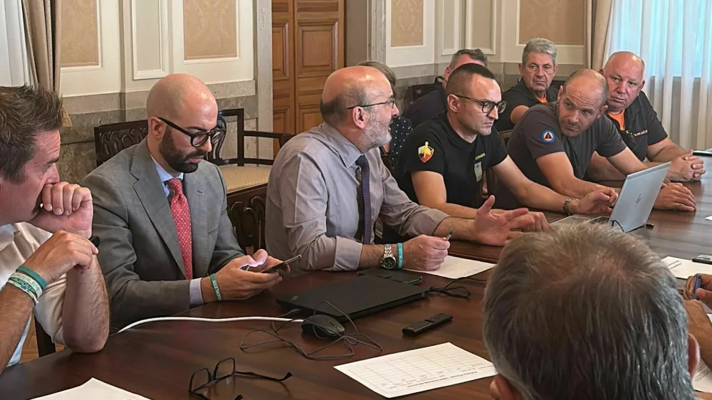 fotografiji z dana&scaron;njega sestanka na prefekturi v Gorici (I). Foto: MONG