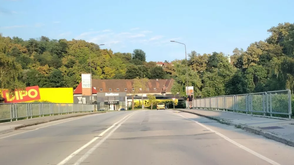 Na zamenjavo hidravlično neustrezne premostitve čaka tudi most čez Voglajno pri nekdanjem Topru v Celju. Foto: Mojca Marot