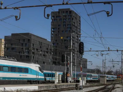 - Železni&scaron;ka postaja Ljubljana - potni&scaron;ki vlak - Situla, poslovno stanovanjski kompleks &ndash; - 16.03.2020 - Koronavirus COVID-19 v Sloveniji &ndash; epidemija &ndash; strožji ukrepi za preprečevanje &scaron;irjenja okužb s koronavirusom &ndash; zaustavltev javnega in družabnega življenja &ndash; samoizolacija - zaprte &scaron;ole, vrtci in gostinski lokali ter ustavljen javni, potni&scaron;ki in železni&scaron;ki promet.  //FOTO: Luka Cjuha