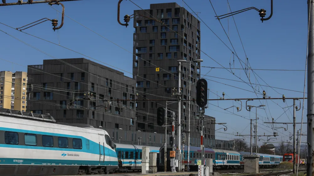 - Železni&scaron;ka postaja Ljubljana - potni&scaron;ki vlak - Situla, poslovno stanovanjski kompleks &ndash; - 16.03.2020 - Koronavirus COVID-19 v Sloveniji &ndash; epidemija &ndash; strožji ukrepi za preprečevanje &scaron;irjenja okužb s koronavirusom &ndash; zaustavltev javnega in družabnega življenja &ndash; samoizolacija - zaprte &scaron;ole, vrtci in gostinski lokali ter ustavljen javni, potni&scaron;ki in železni&scaron;ki promet.  //FOTO: Luka Cjuha