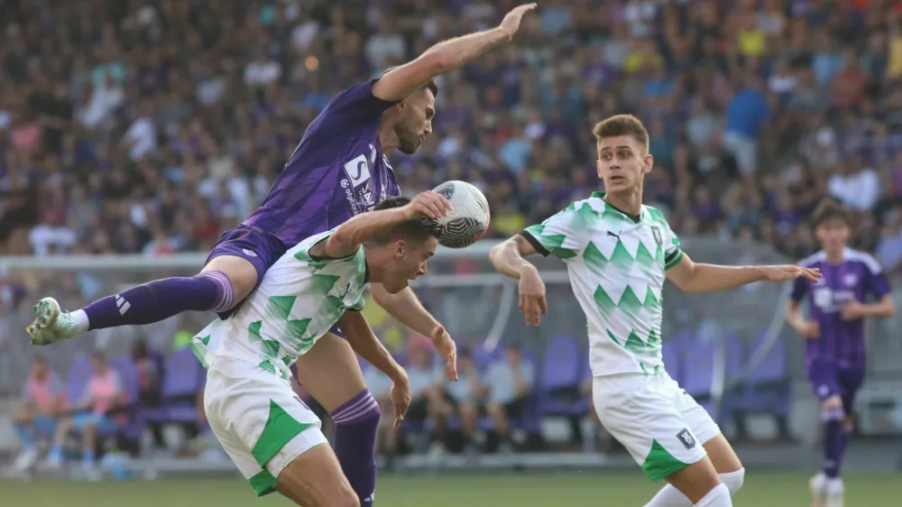 Nogometa&scaron;i Maribora in Olimpije so se na večnem derbiju pred 9650 gledalci raz&scaron;li brez zmagovalca. Foto: Sa&scaron;o Bizjak/Večer