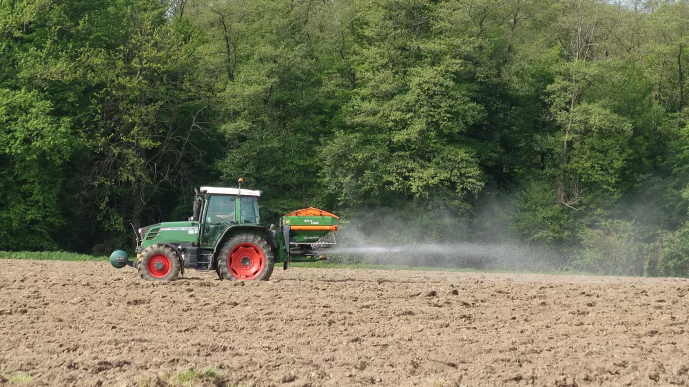 kmetijsko zemlji&scaron;če, njiva, traktor, oranje. Foto: Tatjana Pihlar 