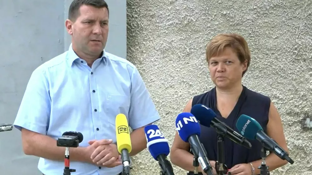 Direktor Zavoda za prestajanje kazni zapora Ljubljana Denis Per&scaron;e in vodja nacionalnega programa za tuberkulozo Petra Svetina z Univerzitetne klinike Golnik.