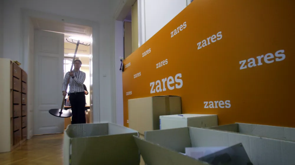 - Parlament - DZ - selitev dokumentacije iz poslanske pisarne ZARES pred prvo sejo - arhiv - //FOTO: Bojan Velikonja