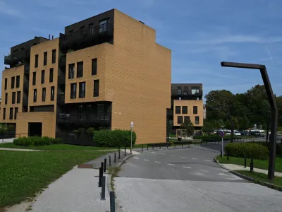 Ulica Ivane Kobilce je dostopna pot za lastnike stanovanj v stavbah ob ulici. Z nakupom stanovanj so kupci postali tudi solastniki ulice. Foto:&nbsp;Nik Erik Neubauer