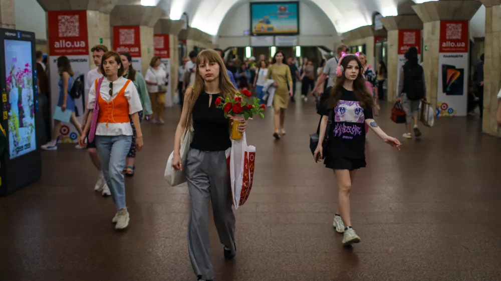 Kijev podzemna železnica mladenke05.2024 - UKRAJINA - Reportaža Ukrajina pred poletno ofenzivoFOTO: Luka Cjuha