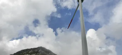  - druga elektrarna na veter v Sloveniji - elektri?na energija - energetika - vetrnica - 22.04.2014 Razdrto - Vetrna elektrarna Nanos - stolp vetrnice je visok 53 metrov, elisa meri v premeru 44 metrov, mo? naprave pa je 910 kilovatov - proizvedla bo predvidoma 1,6 gigavatne ure elektri?ne energije. //FOTO: Bojan Velikonja