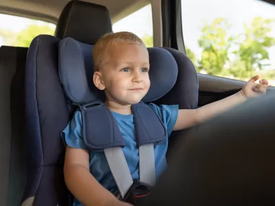 Za varnost otrok v avtomobilu je ključna ustrezna namestitev v varnostni sedež. / Foto: Istock