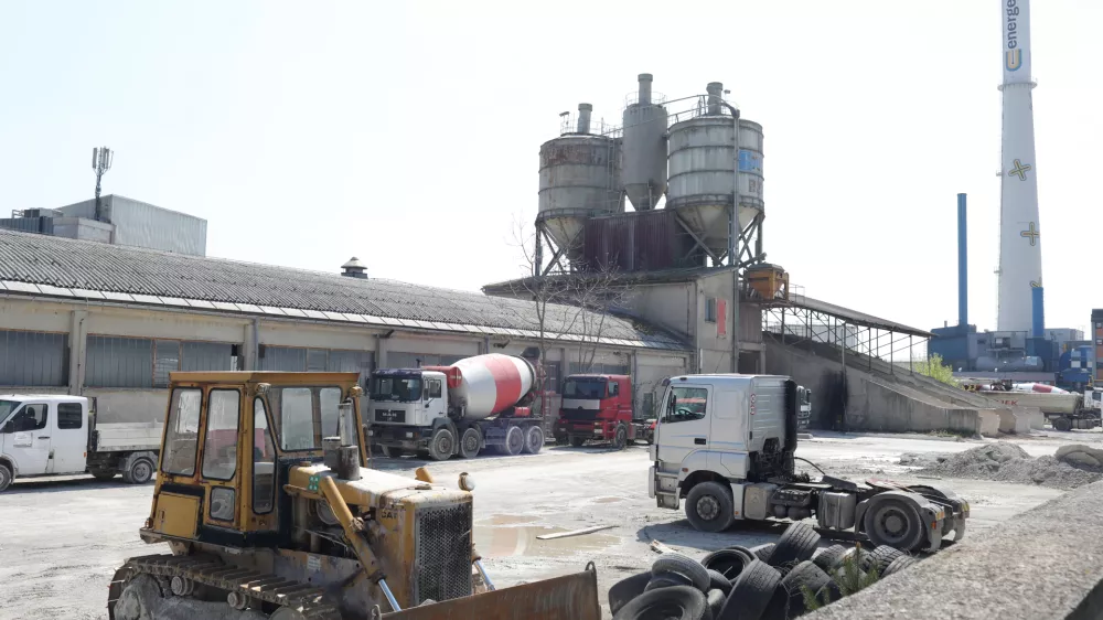 silosi- 17.04.2019 &ndash; Industrijska cona &Scaron;i&scaron;ka v Ljubljani &ndash; zemlji&scaron;če betonarne Salonit Anhovo, ki stoji poleg poslovne stavbe T-2 med Vodovodno cesto in Verov&scaron;kovo ulico kupila družba T-2 kjer želijo zgraditi najsodobnej&scaron;o telekomunikacijsko vozli&scaron;če - //FOTO: Jaka Gasar