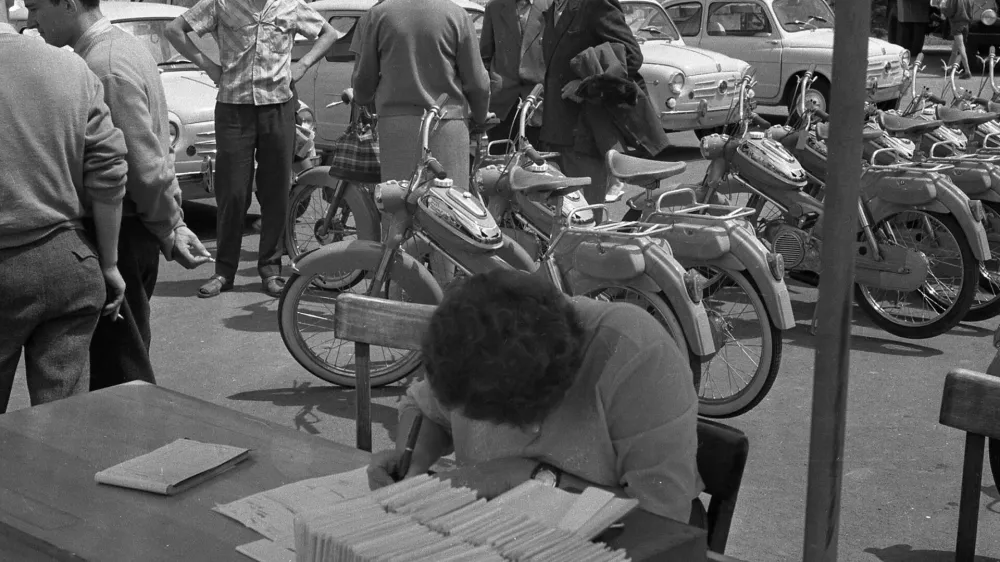 Leto 1969 in 10. gorenjski velesejem, na katerem so se predstavili Tomosovi mopedi.&nbsp;/ Foto: Marjan Ciglič, hrani Muzej novej&scaron;e in sodobne zgodovine Slovenije