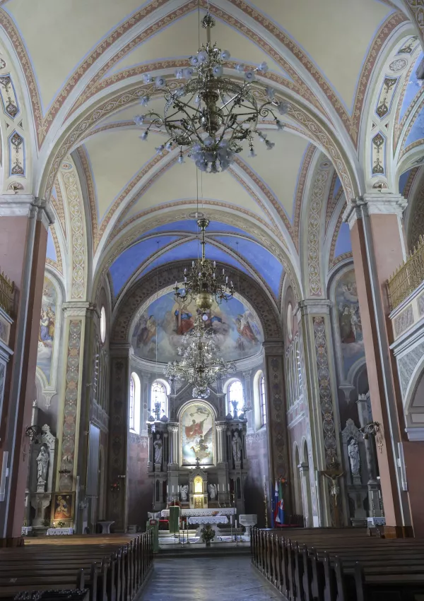 Fascinantna notranjost cerkve z oltarjem&nbsp;/ Foto: Jaka Gasar