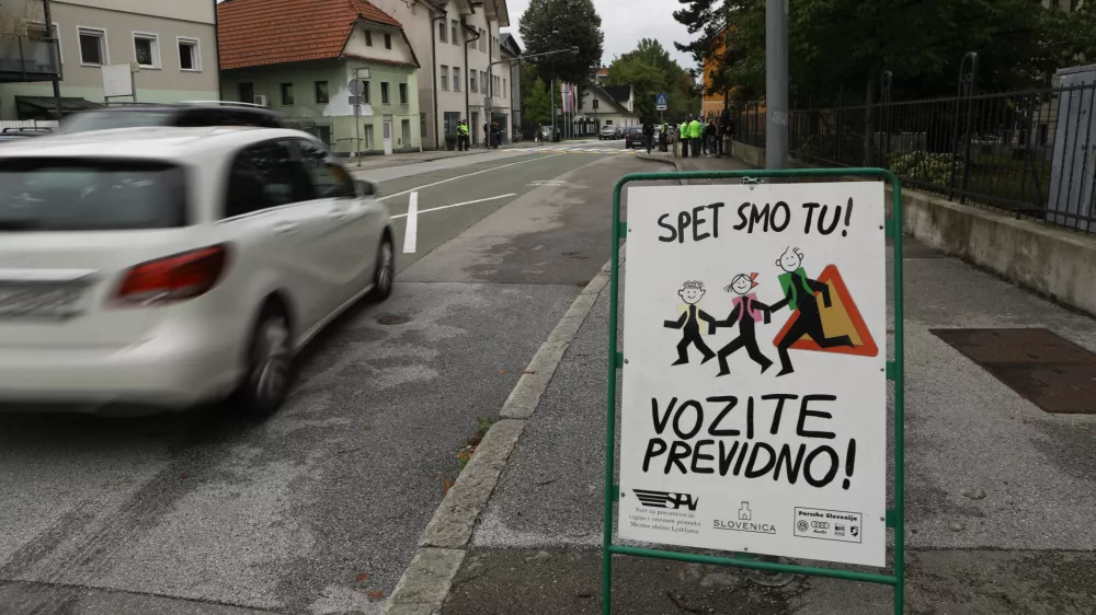 varna pot v &scaron;olo - prometna varnost- 01.09.2022 - Prvi &scaron;olski dan v novem &scaron;olskem letu 2022/23 &ndash; novo &scaron;olsko leto za 194.562 osnovno&scaron;olcev, med njimi 20.797 prvo&scaron;olcev in okrog 79.000 dijakov &ndash; prvo&scaron;olci - osnovno&scaron;olci - &scaron;olstvo  //FOTO: Luka Cjuha