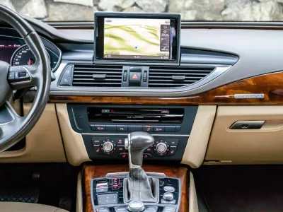 Dražji avtomobili so danes že serijsko opremljeni s samodejnim menjalnikom, ki vožnjo naredi udobnej&scaron;o in tudi varnej&scaron;o. Ta je vse pogostej&scaron;a izbira tudi pri manj&scaron;ih in cenej&scaron;ih vozilih. Foto: Reuters