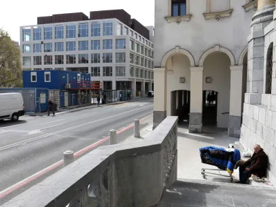 - 12.04.2023 &ndash; simbolična fotografija - brezdomec &ndash; brezdomstvo - rev&scaron;čina - bogastvo - &Scaron;umi center - nedostopna&nbsp;stanovanja&nbsp;za&nbsp;mlade &ndash; nadstandardna stanovanja - Slovenska cestaFoto: Tomaž Skale