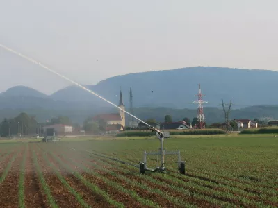 kmetijstvo, kmetijsko zemlji&scaron;če, namakanje, namakalni sistem. Foto: Tatjana Pihlar 