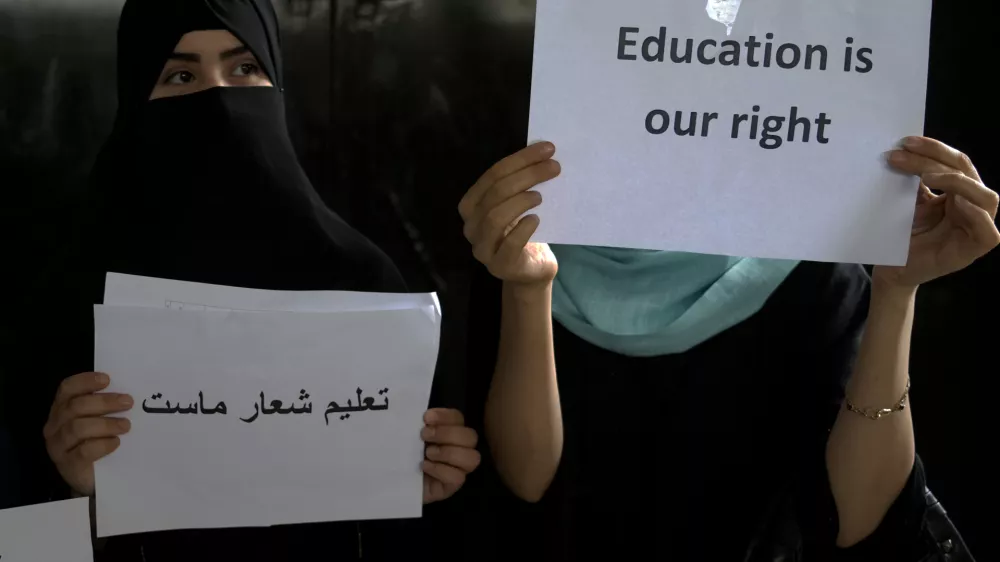 Afghan girls hold illegal protest to demand the right to education in a private home in Kabul, Afghanistan, Tuesday, Aug. 2, 2022. For most teenage girls in Afghanistan, it's been a year since they set foot in a classroom. With no sign the ruling Taliban will allow them back to school, some girls and parents are trying to find ways to keep education from stalling for a generation of young women. (AP Photo/Ebrahim Noroozi) / Foto: Ebrahim Noroozi