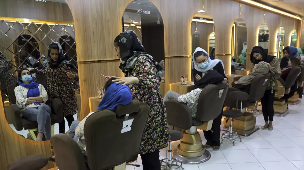 FILE- Beauticians put makeup on customers at Ms. Sadat's Beauty Salon in Kabul, Afghanistan, Sunday, April 25, 2021. The one-month dateline given to women beauty salons ban in Afghanistan ended Tuesday, July 25, 2023. Taliban say that beauty salons must stop their activities otherwise their licenses will be cancelled. Sadiq Akif Mahjer, the spokesman for the Taliban-run Virtue and Vice Ministry says Tuesday that if they do not obey the orders of the ministry, their licenses will be cancelled by the municipality. (AP Photo/Rahmat Gul, File) / Foto: Rahmat Gul