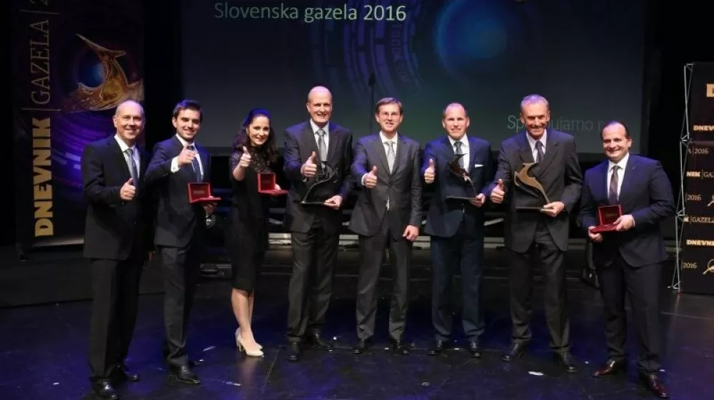 Gazelam se je poklonil tudi predsednik vlade dr. Miro Cerar, ob njem pa so (z leve) Bojan Petan, predsednik uprave Dnevnika, Marko Gorjak, namestnik direktorja družinskega podjetja Orodjarstvo Gorjak, Ana Laura Rednak, izvr&scaron;na direktorica podjetja Skaza, Igor Kastelic, direktor podjetja REM, ki je bilo prepoznano za srebrno gazelo 2016, skrajno desno pa sta na fotografiji &scaron;e Janez Novak, direktor RLS, letos izbranega za bronasto gazelo, in Jernej Pavlin, direktor podjetja ORO MET. (Foto: Bojan Velikonja)