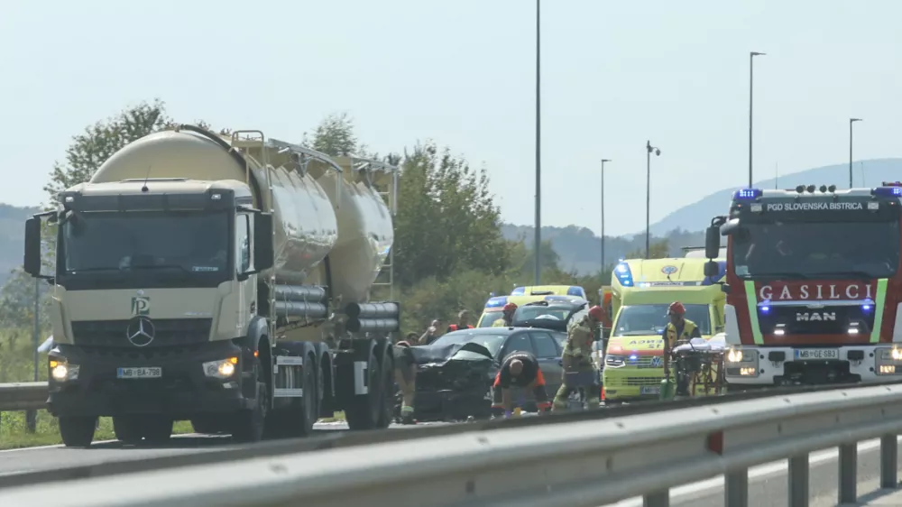 Zaradi&nbsp;prometne&nbsp;nesreče ostaja zaprt vozni pas ter uvoz&nbsp;Slovenska Bistrica jug.&nbsp;Foto: Luka Cjuha&nbsp;