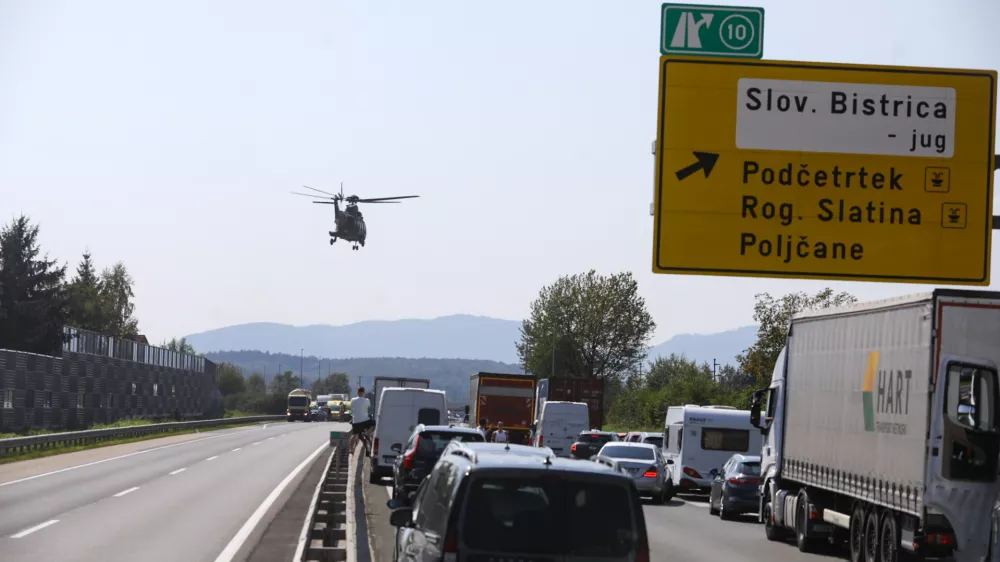 Voznik tovornega vozila je utrpel huj&scaron;e telesne po&scaron;kodbe. Foto: Luka Cjuha
